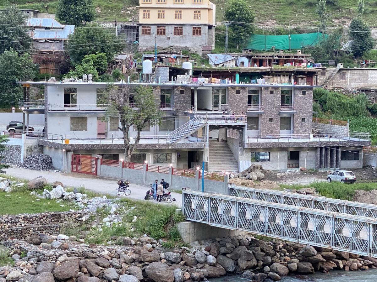 River Garden Hotel And Resort 纳兰恩 外观 照片